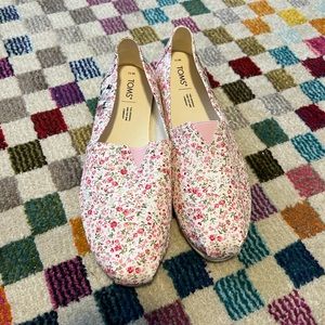 Floral Toms flats - nwot